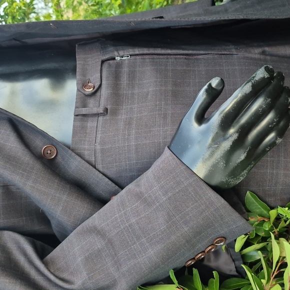 Canali (ITALY) Men's Dark Gray Luxuxy (2) PC Plaid Luxury Suit
